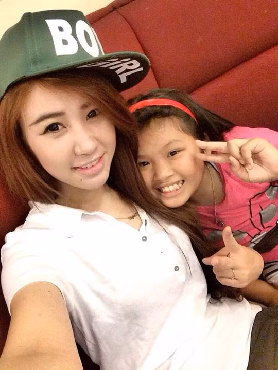 Cô giáo Loan sở hữu gương mặt trắng xinh, dễ nhìn, có sở thích chụp ảnh "tự sướng" với học sinh của mình.