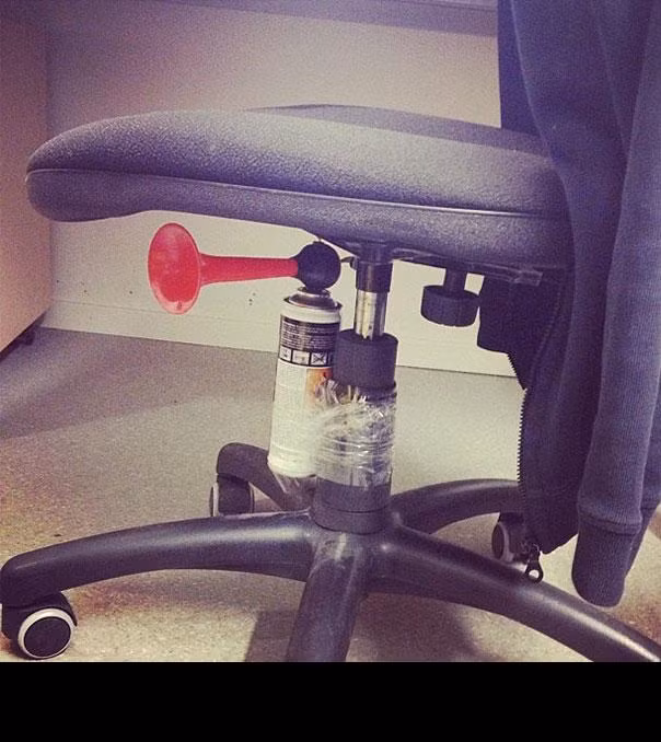 Nếu bạn bè, người thân của bạn là những người vui tính và thường thích đùa, tốt nhất bạn hãy "ngồi yên một chỗ" không gặp gỡ ai để khỏi bị đưa vào những tình cảnh oái oăm.