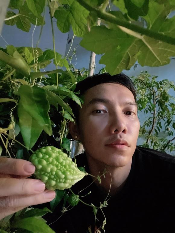 Ca si Pham Truong khoe thanh qua trong rau tren san thuong-Hinh-11