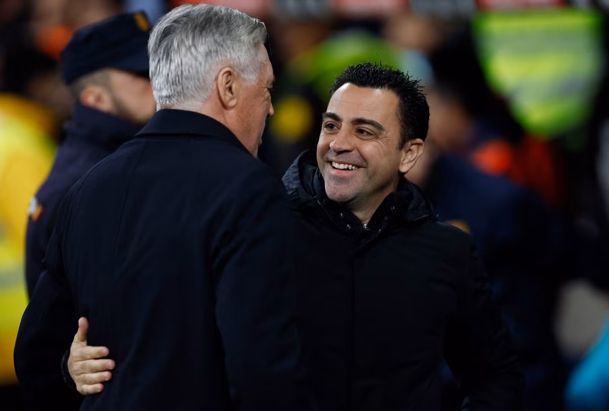 Đội chủ sân Camp Nou có cơ hội giành cú ăn ba danh hiệu mùa này ở các giải đấu như La Liga, Cúp nhà vua và Siêu cúp Tây Ban Nha (đã vô địch).