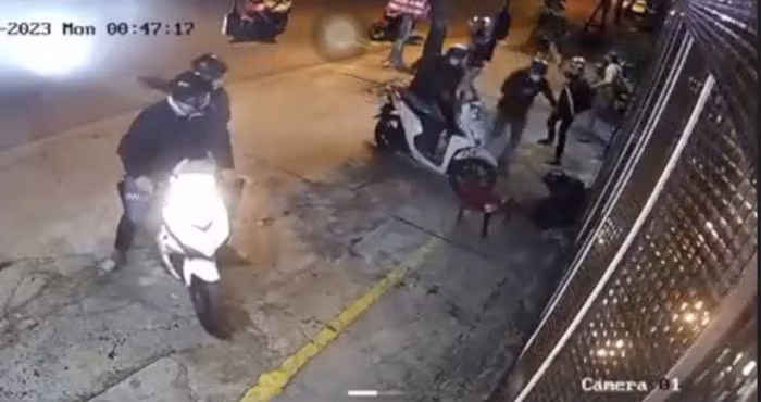 Dieu tra vu hang chuc thanh nien cam hung khi ruot danh nguoi tren duong