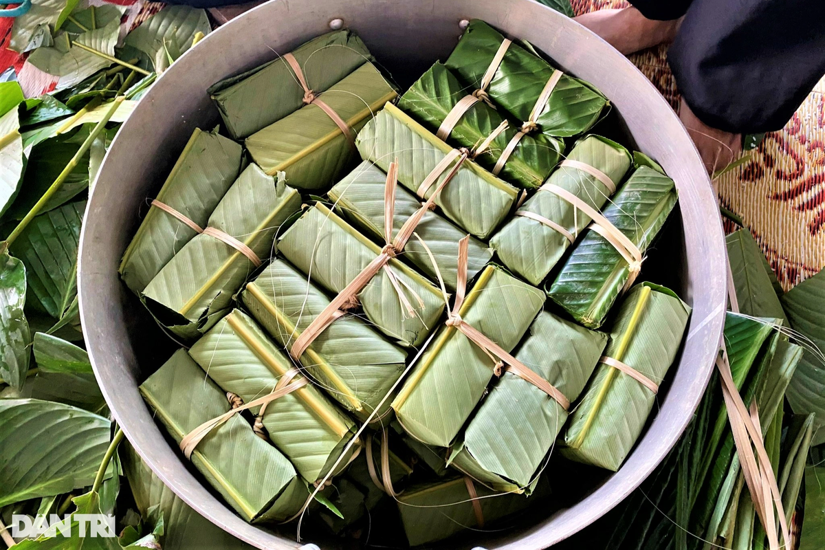 Theo nhiều người dân, cây lá dong có thể thu hoạch 3 vụ/năm nhưng khai thác dày như vậy sẽ khiến cây cho lá nhỏ, không đẹp. Để giữ thương hiệu, đa số người dân thôn Vĩnh Phúc chỉ thu hoạch mỗi năm một lần vào dịp Tết Nguyên đán. Lá dong nơi đây được khách hàng ưa chuộng nhờ phiến to, màu xanh đẹp, dễ gói bánh.