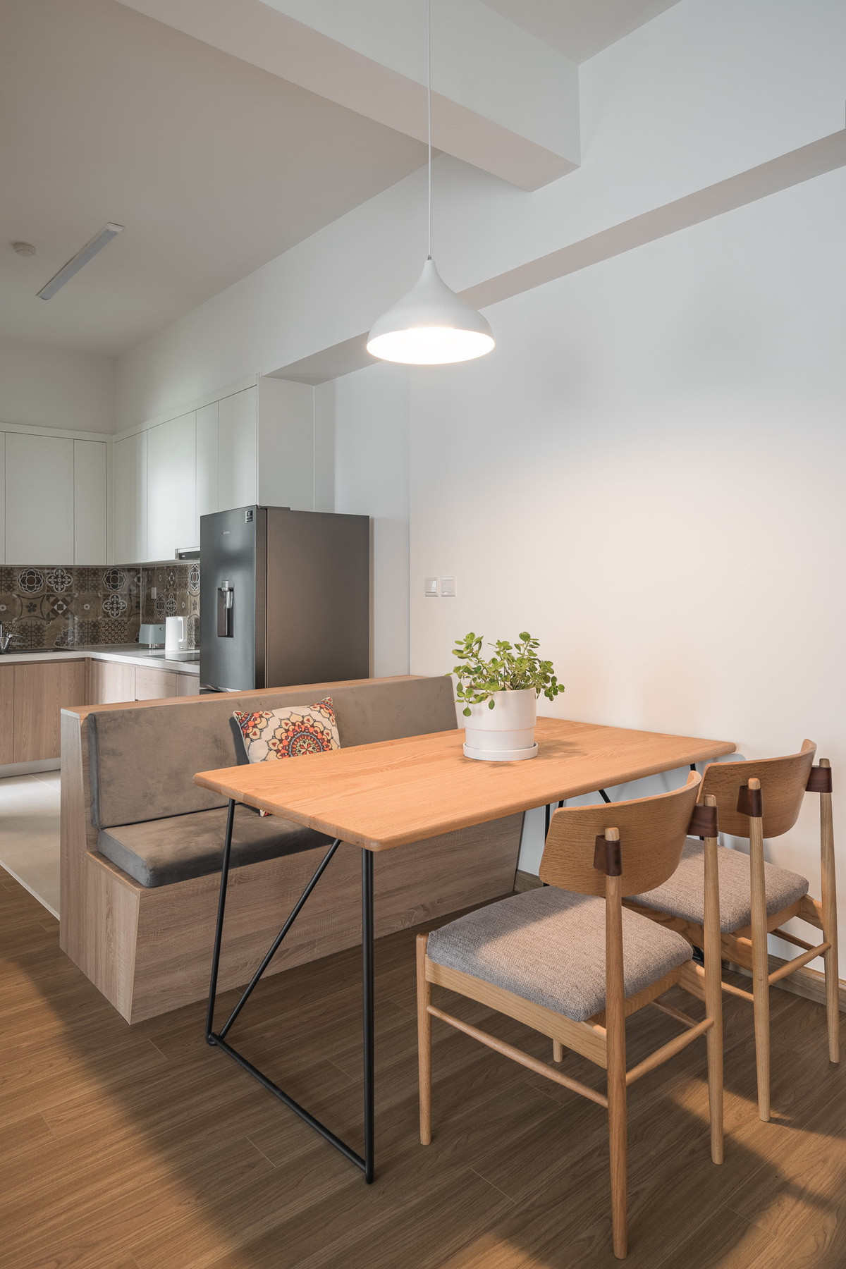 Muji ưu tiên đồ nội thất chất lượng được làm từ gỗ, bông hoặc nhựa. Những món nội thất này thường có thiết kế đơn giản, hài hòa với nhau và thay đổi linh hoạt để phù hợp với nhu cầu. Như chiếc ghế văng bàn ăn kết hợp hộc lưu trữ đồ.