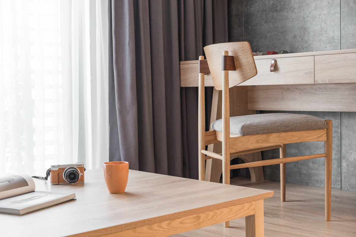 Nội thất sử dụng linh hoạt khi cần thiết như chiếc ghế bàn ăn được tận dụng làm ghế ngồi vẽ của gia chủ.