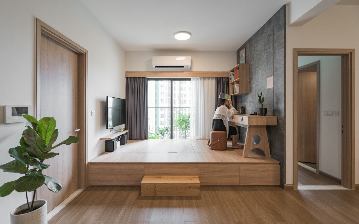 Bàn trà khi không dùng có thể gập lại thành mặt phản, tận dụng làm chỗ chơi hoặc chỗ ngủ khi có khách lưu lại.