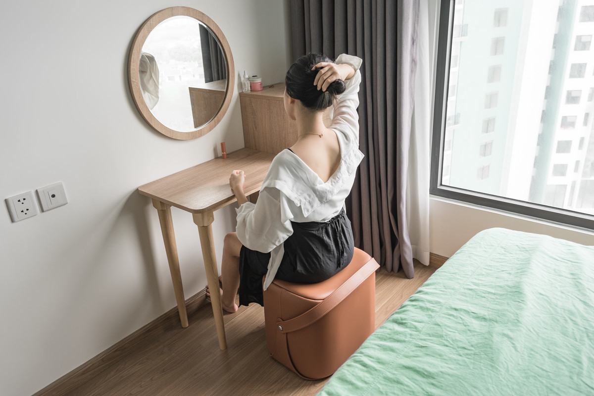 Phòng ngủ ngập tràn ánh sáng và khí trời tự nhiên kết hợp chăn ga màu sáng, nhã nhặn sẽ giúp chủ nhân căn phòng lấy lại được cân bằng khi nghỉ ngơi.