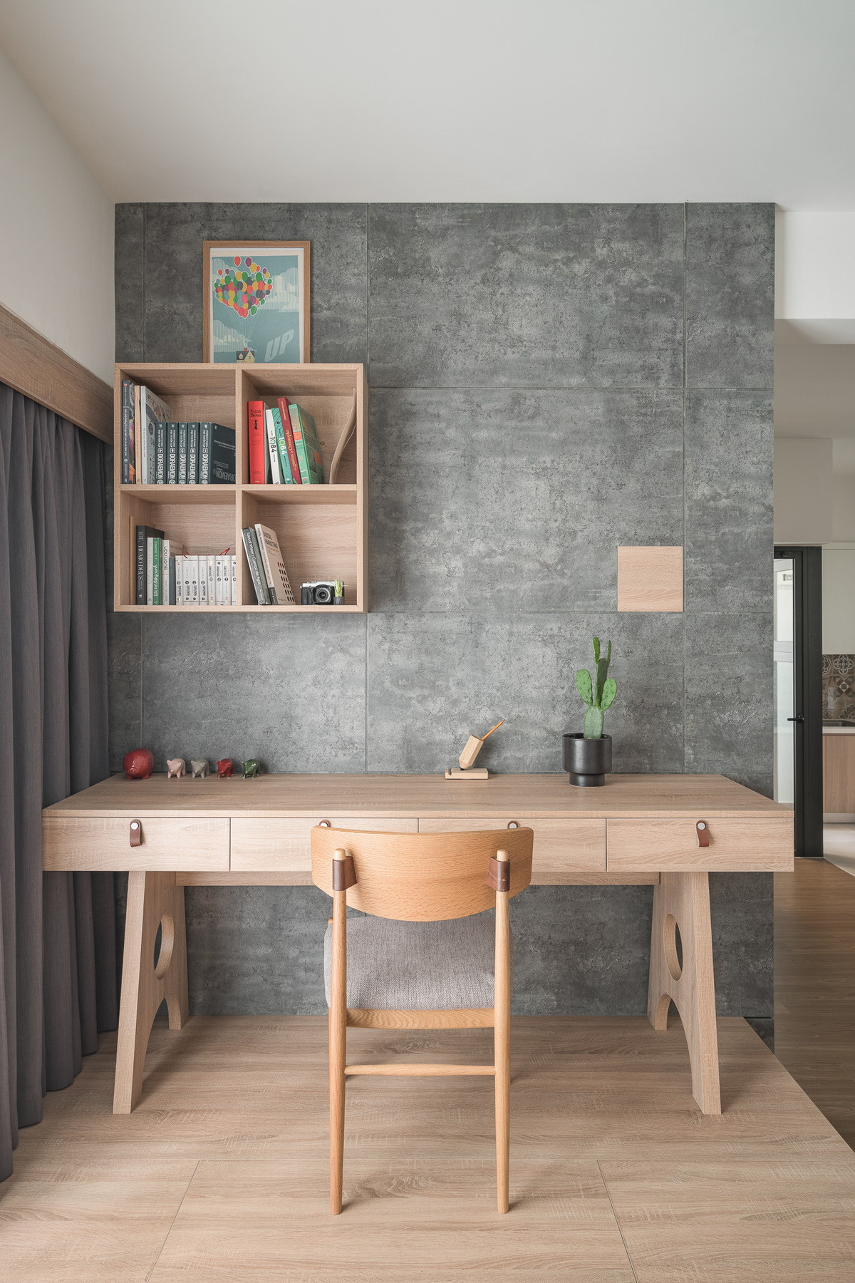 Tấm ốp sau bàn làm việc là gỗ melamin của An Cường vân beton. Anh tư vấn: Loại vật liệu này thi công khá khó cần máy móc và tay nghề chuyên nghiệp mới đẹp và không nham nhở nên khuyên các bạn không nên tự thi công.