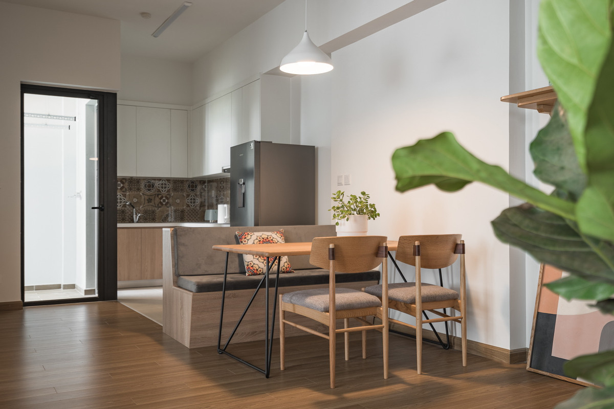 Màu sắc được sử dụng trong nhà Muji thường là màu trung tính, ôn hòa và khiêm tốn như màu nâu, kem, be, kết hợp cùng các chất liệu tự nhiên như gỗ, bông hay vải lanh. Các mảng xanh cũng được thêm vào thông qua việc sử dụng các chậu cây tinh tế và có lá nhỏ.