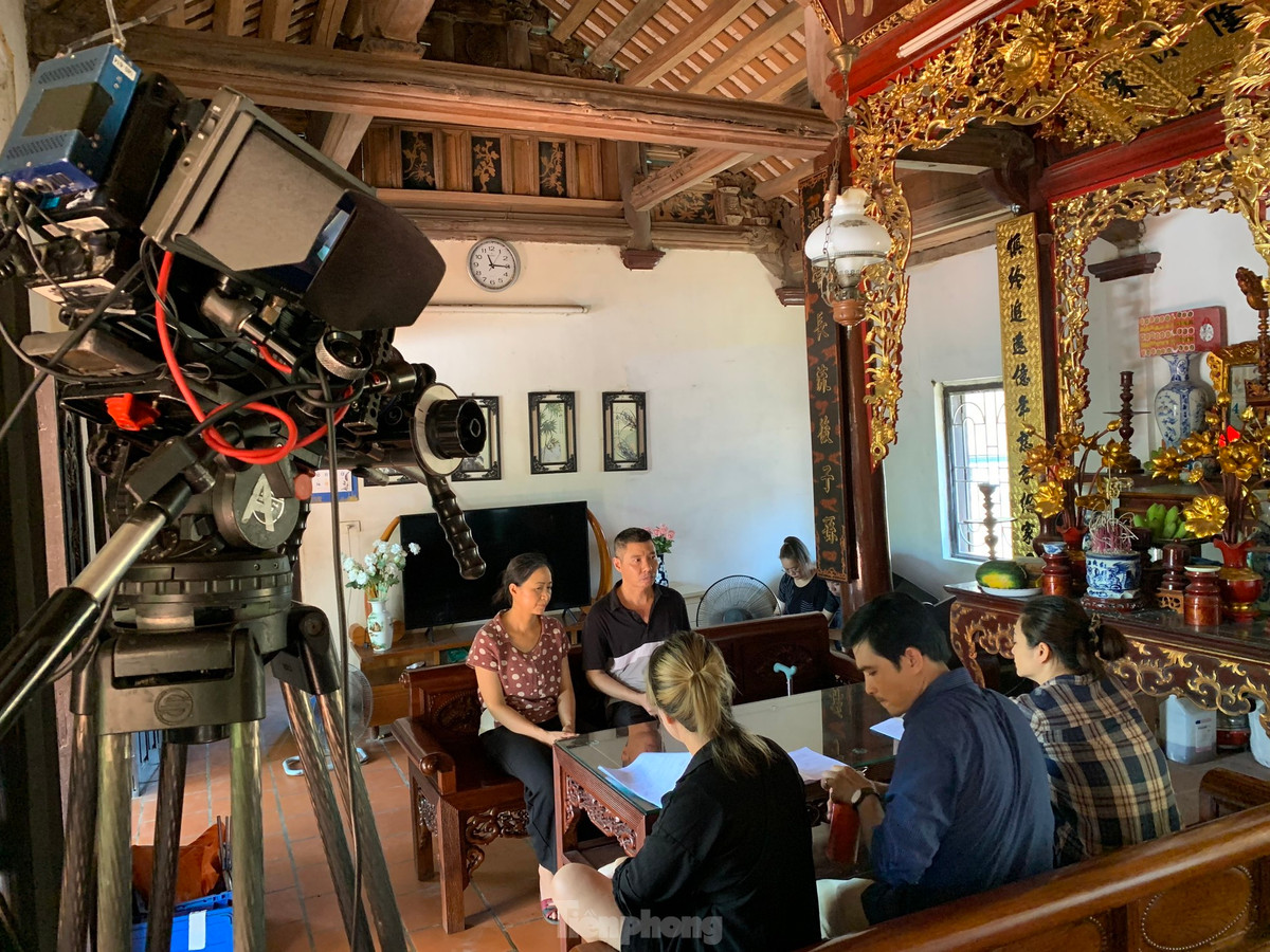 NSND Công Lý cho Tiền Phong biết anh hồi hộp khi trở lại màn ảnh nhỏ. Ở vai này, anh được hóa trang già hơn tuổi, làm tóc bạc hơn. Nhân vật của NSND Công Lý nghiêm khắc, có phần cứng rắn nhưng hết mực yêu thương con gái.