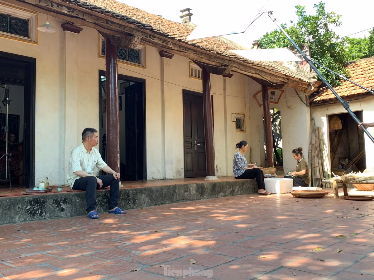 Sau bạo bệnh, Gia đình mình vui bất thình lình là dự án truyền hình hiếm hoi NSND Công Lý tham gia. Trước đó, đầu năm 2023, anh trở lại với vai diễn quen thuộc - Cô Đẩu trong Gặp nhau cuối năm. Nam nghệ sĩ cũng góp một vai nhỏ trong bộ phim Dưới bóng cây hạnh phúc và Chồng cũ, vợ cũ, người yêu cũ của đạo diễn, NSƯT Vũ Trường Khoa.