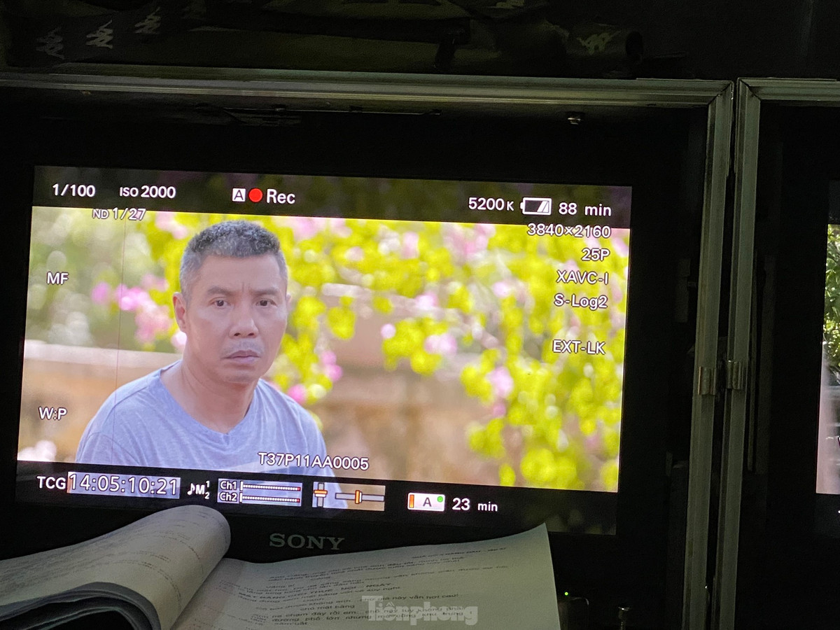 Tháng 7/2021, NSND Công Lý nhập viện cấp cứu sau khi bị ngã do trượt chân trên sàn nhà và phải nhập viện điều trị trong 3 tháng. Sau khi xuất viện, anh tiếp tục điều trị theo phác đồ riêng của bác sĩ. "Hiện tại, sức khỏe anh Lý tốt, tinh thần phấn chấn, ăn được ngủ được. Anh cũng chăm chỉ tập thể dục, trị liệu để nhanh chóng lấy lại sức khỏe cũng như vóc dáng. Không chỉ thế, thỉnh thoảng anh Lý còn giúp tôi làm việc nhà”, bà xã NSND Công Lý tiết lộ. Những lần sang Nhật Bản điều trị bệnh cũng giúp sức khỏe nam nghệ sĩ tốt lên trông thấy.