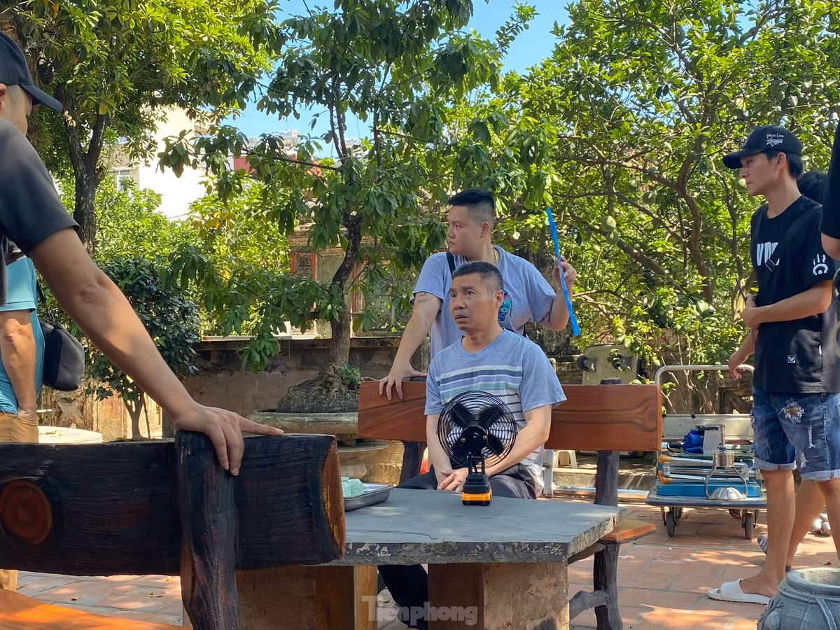 Bối cảnh quay chủ yếu của Gia đình mình vui bất thình lình nằm ở quận Nam Từ Liêm, Hà Nội. NSND Công Lý rời nhà từ 9h để tới bối cảnh. Bà xã Ngọc Hà không đi cùng tới đoàn phim nhưng chị cho biết yên tâm vì NSND Công Lý được đồng nghiệp quan tâm chu đáo.