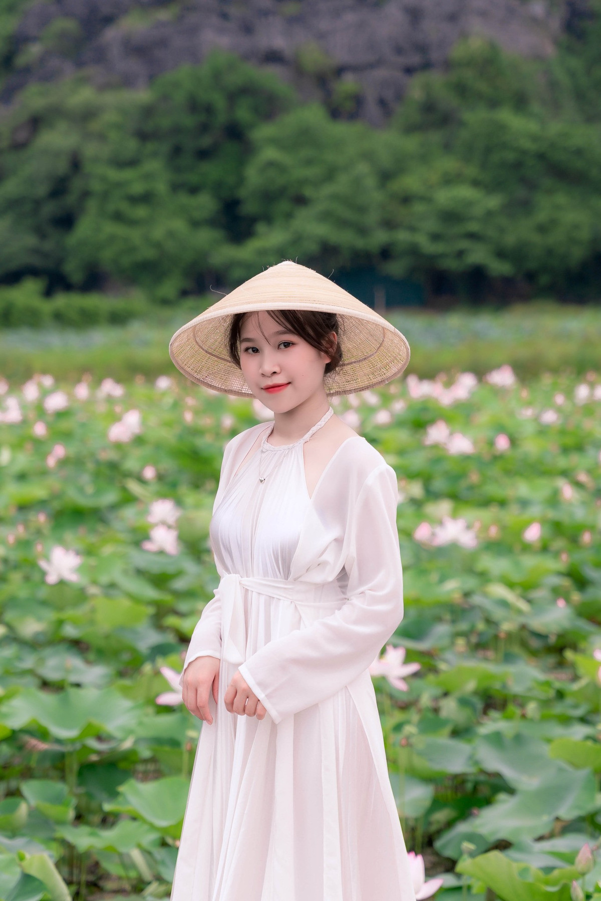 Du khach chen chan chup anh o dam sen Hang Mua, Ninh Binh-Hinh-3