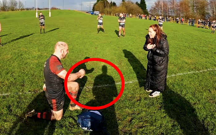 Ban trai thi dau chan thuong, co gai lao xuong va dieu bat ngo