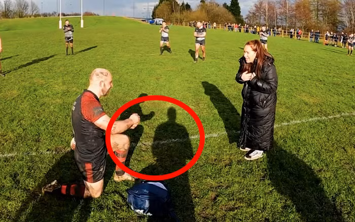 Ban trai thi dau chan thuong, co gai lao xuong va dieu bat ngo