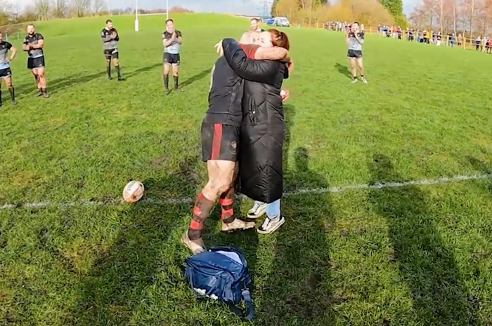 Ban trai thi dau chan thuong, co gai lao xuong va dieu bat ngo-Hinh-3