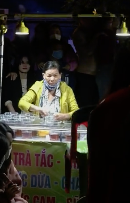 Cô bán trà tắc: Khoảnh khắc đáng yêu "quẩy" theo nhạc countdown - Hình 2 Co ban tra tac: Khoanh khac dang yeu