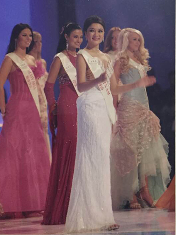 Nguyễn Thị Huyền đăng quang Hoa hậu Việt Nam vào năm 2004. Năm ấy, cuộc thi thu hút gần 3.000 thí sinh ghi danh nhưng chỉ có 21 cô gái lọt vào chung kết. Kết quả, Nguyễn Thị Huyền đến từ Hải Phòng giành vương miện cao nhất. Á hậu 1 là Trịnh Chân Trân còn danh hiệu Á hậu 2 được trao cho Nguyễn Thị Ngọc Bích.