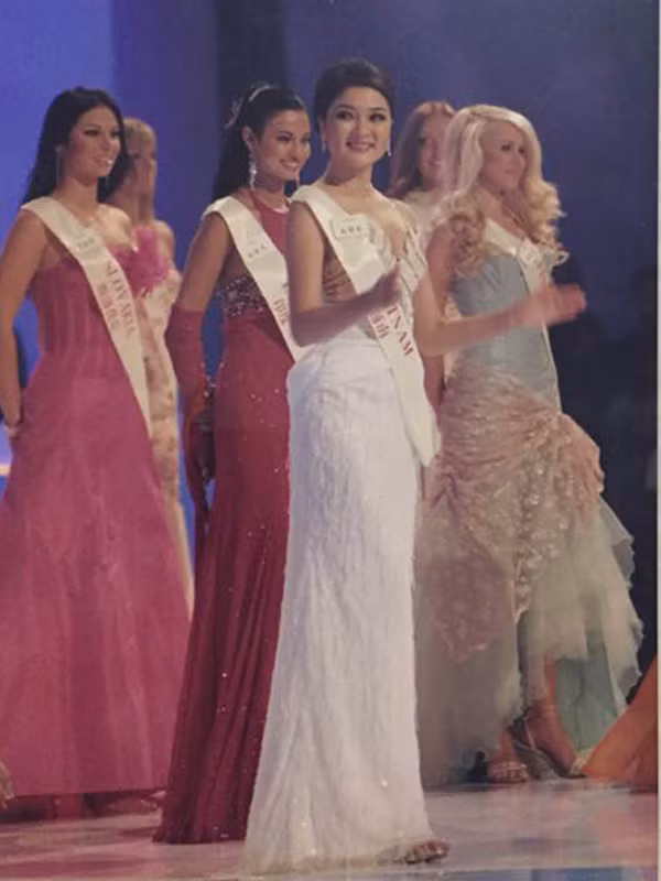 Nguyễn Thị Huyền đăng quang Hoa hậu Việt Nam vào năm 2004. Năm ấy, cuộc thi thu hút gần 3.000 thí sinh ghi danh nhưng chỉ có 21 cô gái lọt vào chung kết. Kết quả, Nguyễn Thị Huyền đến từ Hải Phòng giành vương miện cao nhất. Á hậu 1 là Trịnh Chân Trân còn danh hiệu Á hậu 2 được trao cho Nguyễn Thị Ngọc Bích.