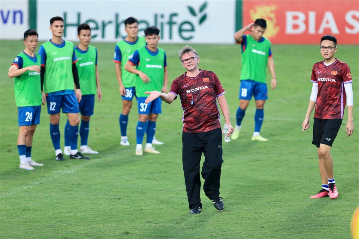 Công Phượng được HLV Troussier bảo vệ kỹ ảnh 1