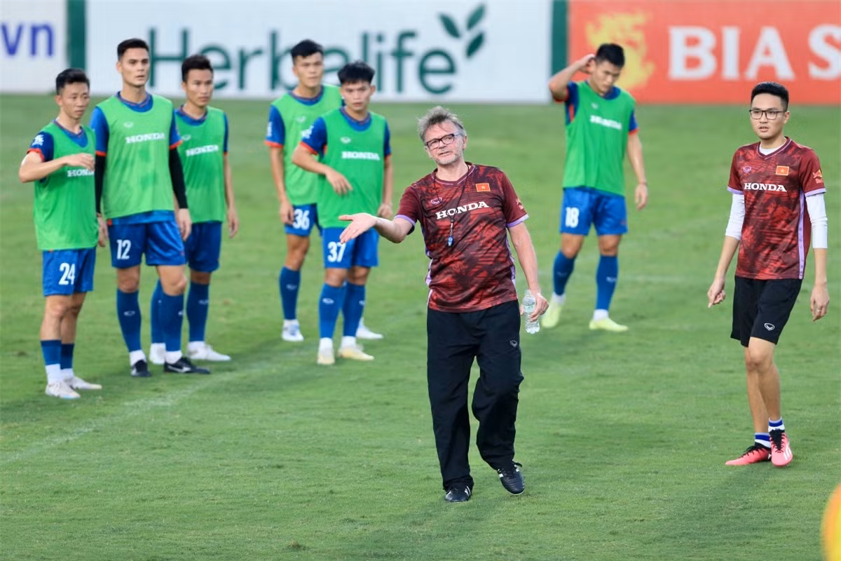 Công Phượng được HLV Troussier bảo vệ kỹ ảnh 1