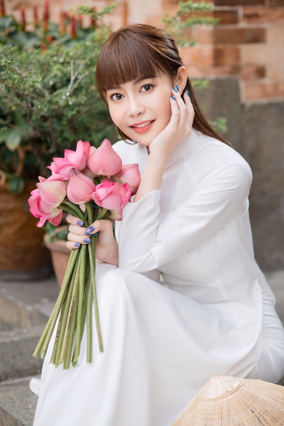  Hoa hậu Hải Dương khởi đầu năm Quý Mão 2023 với bộ ảnh áo dài duyên dáng. Người đẹp lựa chọn áo dài màu trắng, hồng nhạt và xanh lá giúp tôn làn da trắng, nét trẻ trung, tràn đầy sức sống.