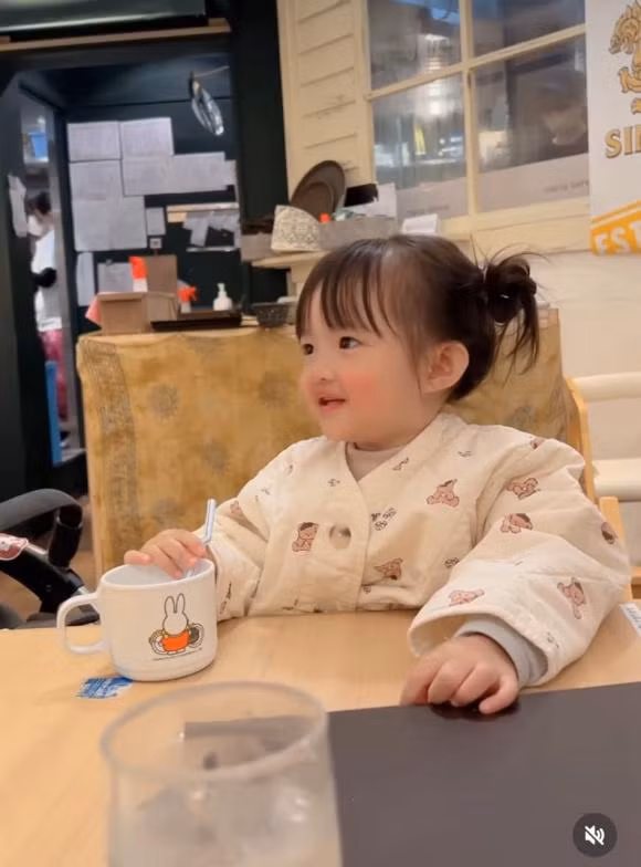 Con gai Dong Nhi tro tai noi tieng Anh xin xo-Hinh-2