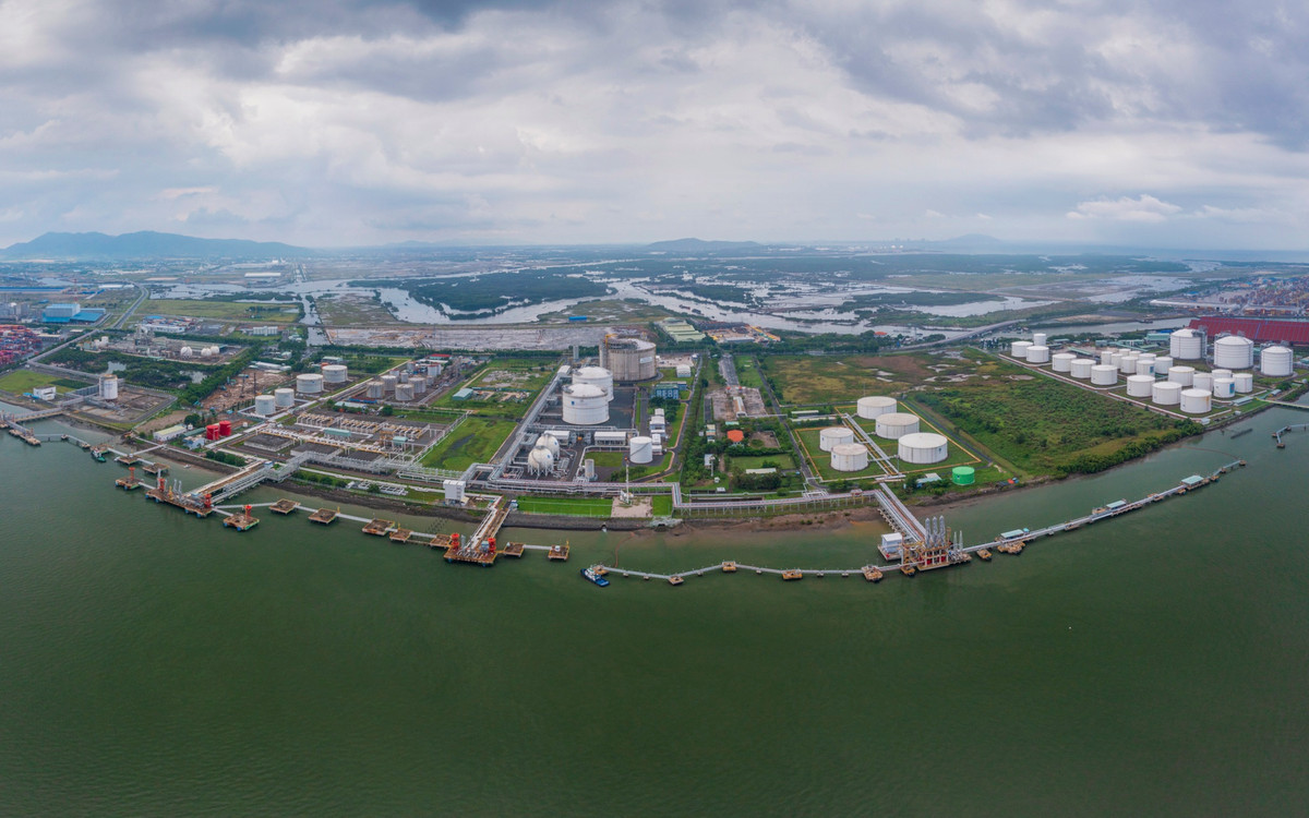 LNG khi đốt cháy tạo ra ít hơn 40% lượng khí thải CO2 so với than đá và ít hơn 30% so với dầu mỏ; không thải ra muội, bụi và chỉ sinh ra một lượng không đáng kể khí SO2. Điều này khiến LNG trở thành nhiên liệu hóa thạch sạch nhất. Việc xây dựng Kho chứa LNG Thị Vải là một trong những bước đi chuẩn bị cho quá trình chuyển đổi xanh mà PV GAS đang hướng tới.