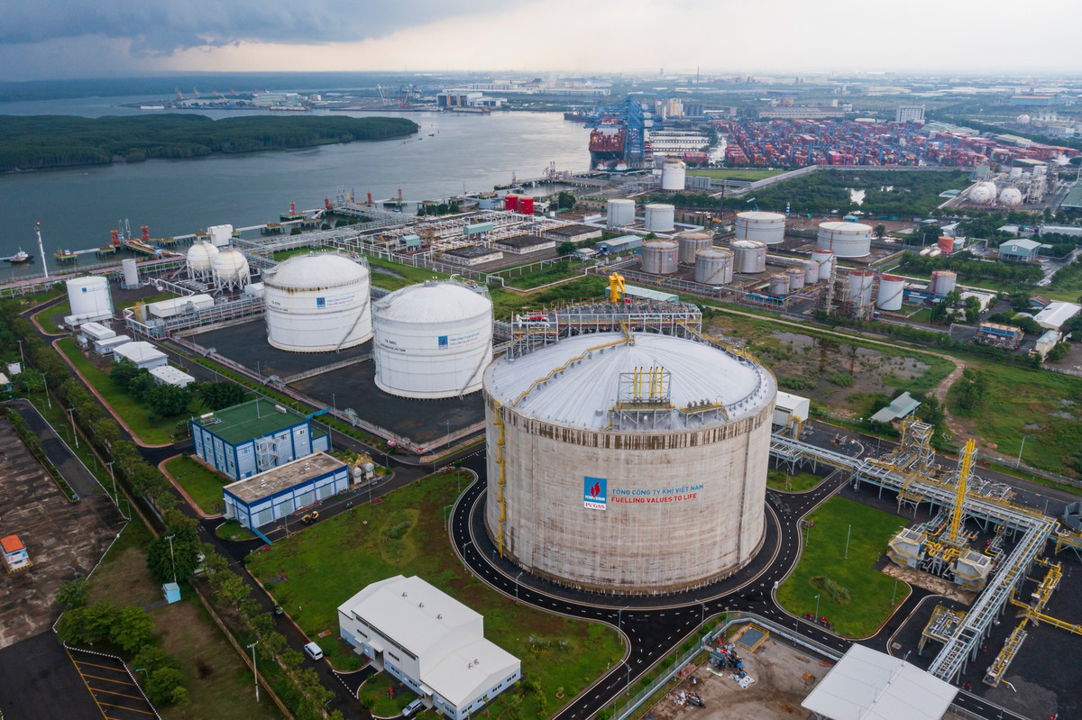 Dự án kho chứa LNG Thị Vải được khởi công từ tháng 10/2019, áp dụng nhiều kỹ thuật thi công hiện đại nhất. Bồn chứa là hạng mục phức tạp nhất và lần đầu tiên thi công ở Việt Nam. Bồn được xây dựng bằng bê tông dự ứng lực, chiều cao trên 38 m, đường kính 80 m, chịu được nhiệt độ chứa LNG hóa lỏng tối đa bên trong là -170 độ C. Quá trình thi công trải qua nhiều khó khăn, đặc biệt là dịch Covid-19 năm 2020-2021. Có thời điểm, hàng nghìn công nhân vẫn tiếp tục khi công trong điều kiện phong tỏa “nội bất xuất, ngoại bất nhập”.
