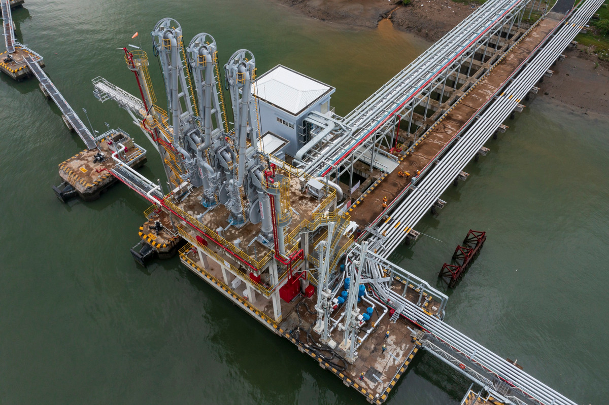 Một hạng mục quan trọng khác là cầu cảng tiếp nhận các tàu chở LNG. Tại đây có hệ thống trục bơm và đường ống dẫn LNG vào bồn chứa.