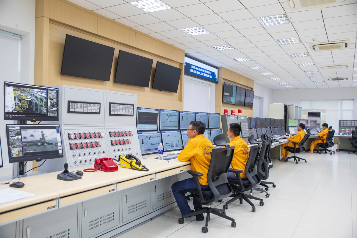 Toàn bộ quá trình nhập hàng, bơm LNG vào bồn chứa, tái hóa khí, vận chuyển cho các khách hàng… đều được theo dõi và điều khiển tại trung tâm điều hành với các trang thiết bị hiện đại.