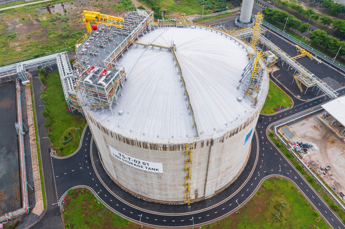 Tổng thầu dự án là Samsung C&amp;T với nhiều kinh nghiệm xây dựng các công trình tương tự trên thế giới. Toàn bộ vật liệu và trang thiết bị phục vụ cho dự án đều là công nghệ tối tân và tiên tiến nhất, chủ yếu được nhập khẩu từ các quốc gia đi đầu trong lĩnh vực. Bồn chứa LNG đáp ứng các tiêu chuẩn khắt khe như API 625, API 620 App Q, ACI 736M-11… PV GAS cũng là doanh nghiệp đầu tiên và duy nhất đến thời điểm hiện nay được Bộ Công Thương cấp “Giấy chứng nhận đủ điều kiện Thương nhân xuất khẩu, nhập khẩu LNG” vào ngày 5/5/2023.