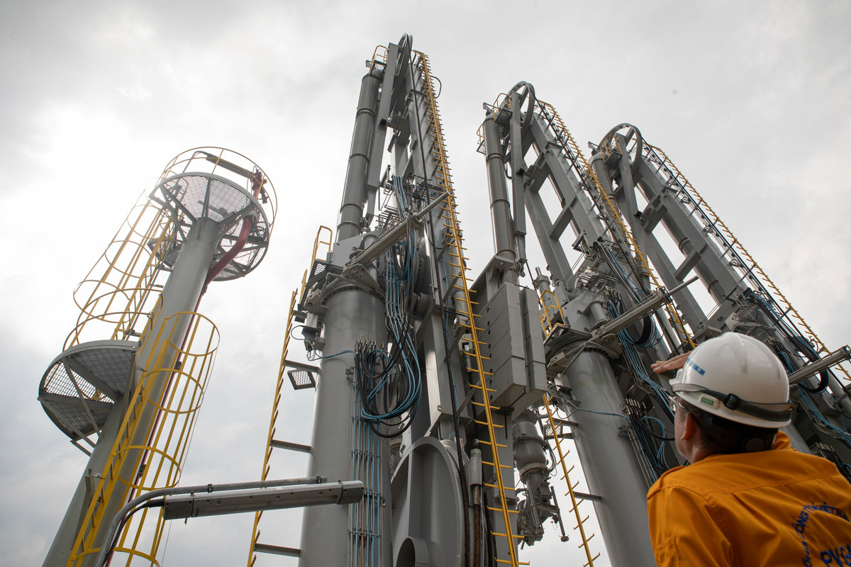 Các trục bơm có công suất tối đa là 11.000 m3 mỗi giờ. Theo kế hoạch, rạng sáng ngày 10/7, chuyến tàu nhập khẩu LNG đầu tiên về Việt Nam sẽ cập bến kho cảng Thị Vải, tỉnh Bà Rịa - Vũng Tàu. Trong đó, gần 70.000 tấn LNG từ cảng Bontang (Indonesia) đến kho cảng LNG Thị Vải sẽ được chuyên chở trên tàu Maran Gas Achilles (quốc tịch Hy Lạp, dung tích chứa khoảng 174.000 m3).