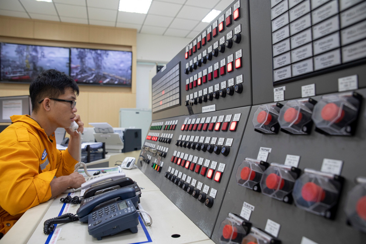 Khí thiên nhiên hóa lỏng (Liquefied Natural Gas - LNG), có thành phần chủ yếu là CH4 - methane (chiếm khoảng 85-95%), trong suốt, không mùi và không màu, được sản xuất bằng cách làm lạnh sâu khí thiên nhiên ở nhiệt độ khoảng -162 độ C để chuyển sang thể lỏng. Khi chuyển sang trạng thái lỏng, thể tích của LNG giảm khoảng 600 lần so với dạng khí và có khối lượng riêng chỉ bằng 1/2 tỷ trọng của nước.