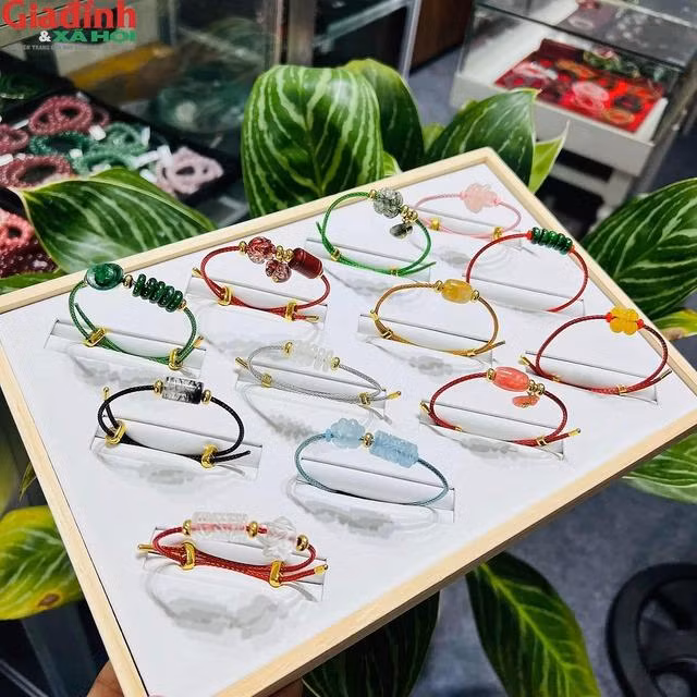 5 mau vong phong thuy cho nam/nu menh Kim