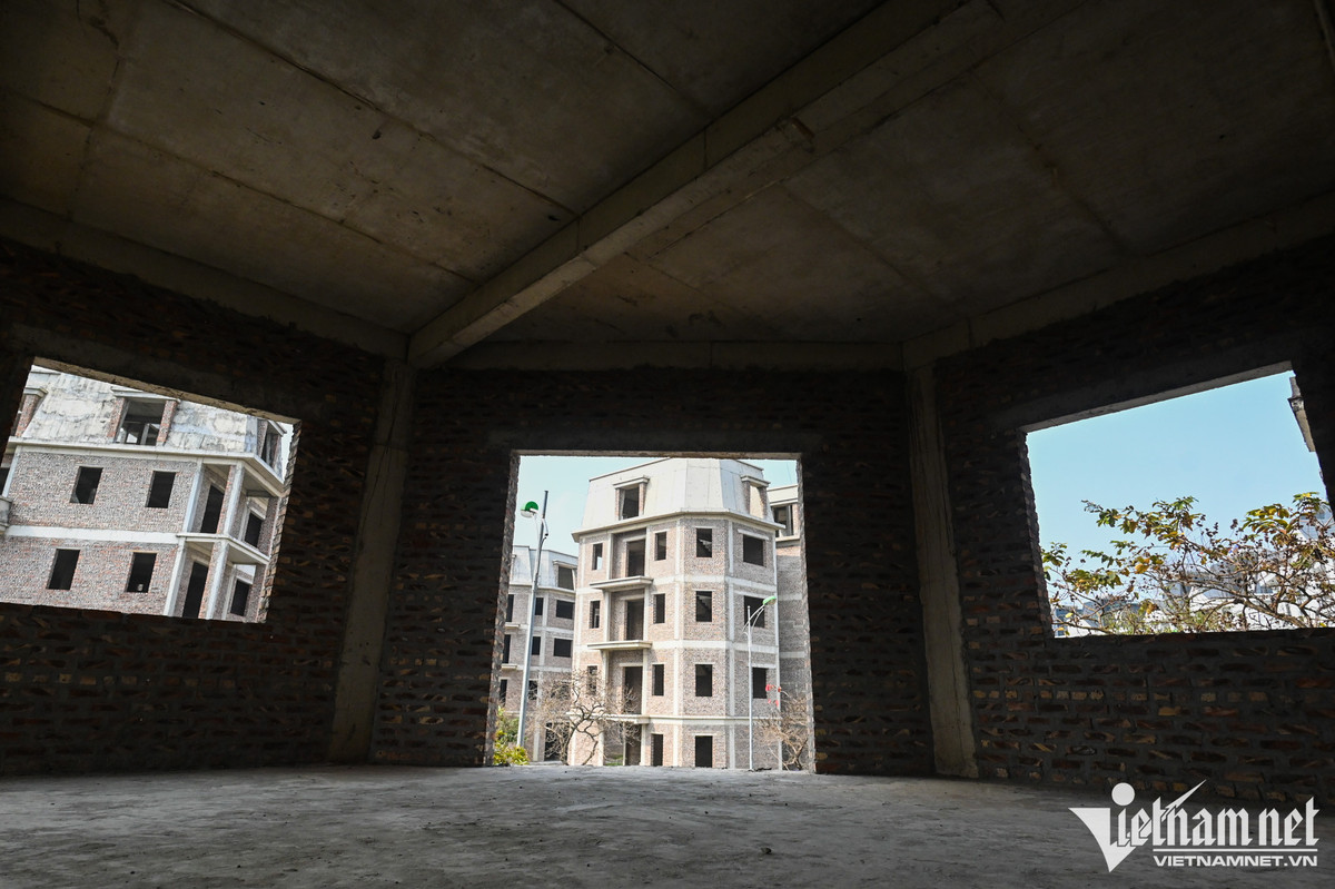 Bên trong những căn biệt thự cao cấp để không, nhiều hạng mục còn dang dở.