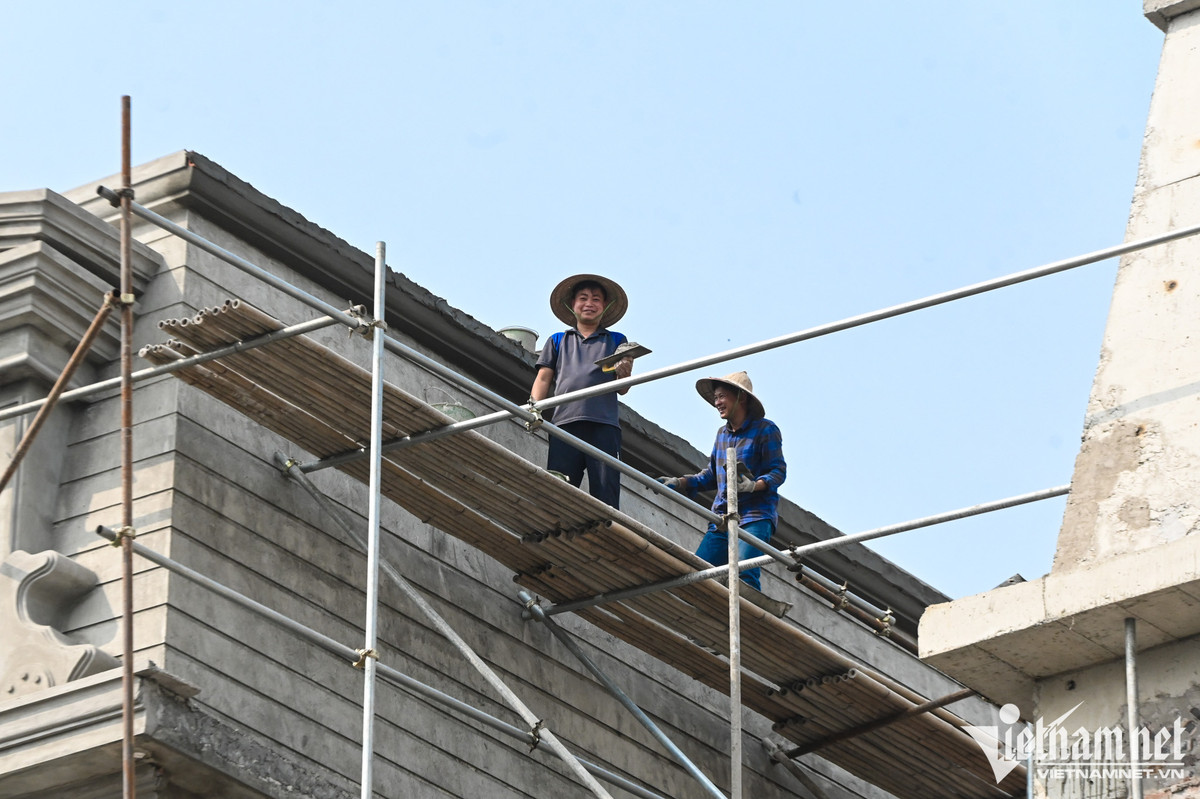 Tại một số vị trí thời điểm này, vẫn có công nhân thi công trát tường, sơn sửa nhưng không nhiều. Số lượng căn hộ để cho thuê hoặc có người ở chiếm chưa đến 1/3.