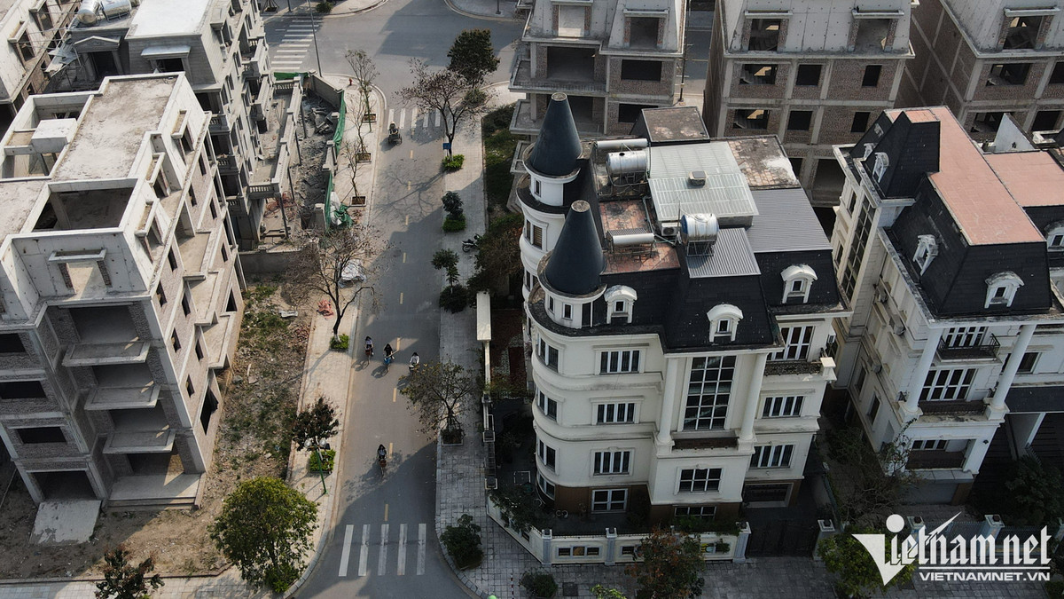 Quá trình đô thị hóa diễn ra nhanh chóng cộng với cơn sốt đất trước thông tin Hoài Đức nhưng không làm thay đổi được tình hình ở khu biệt thự. Cảnh vắng bóng người nơi đây đã diễn ra cả thập kỷ.