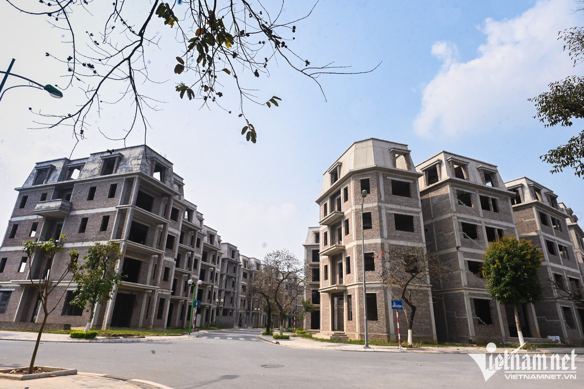 Các trục đường trong khu đô thị thưa vắng người qua lại với những dãy nhà đã hoàn thiện phần thô.