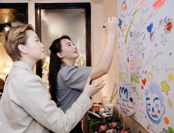 Đoàn Văn Hậu 'tay trong tay' cùng bạn gái đến chúc mừng Bảo Hân - Hình 14 Doan Van Hau 'tay trong tay' cung ban gai den chuc mung Bao Han-Hinh-14