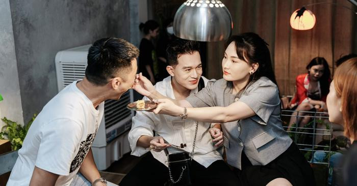 Đoàn Văn Hậu 'tay trong tay' cùng bạn gái đến chúc mừng Bảo Hân - Hình 4 Doan Van Hau 'tay trong tay' cung ban gai den chuc mung Bao Han-Hinh-4