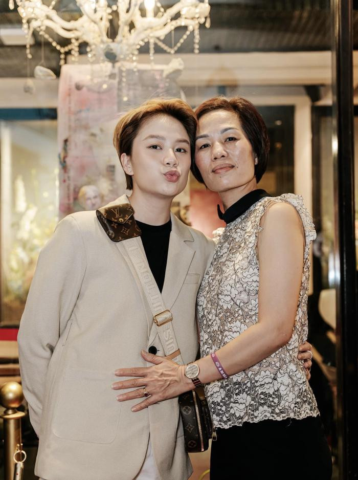 Đoàn Văn Hậu 'tay trong tay' cùng bạn gái đến chúc mừng Bảo Hân - Hình 10 Doan Van Hau 'tay trong tay' cung ban gai den chuc mung Bao Han-Hinh-10