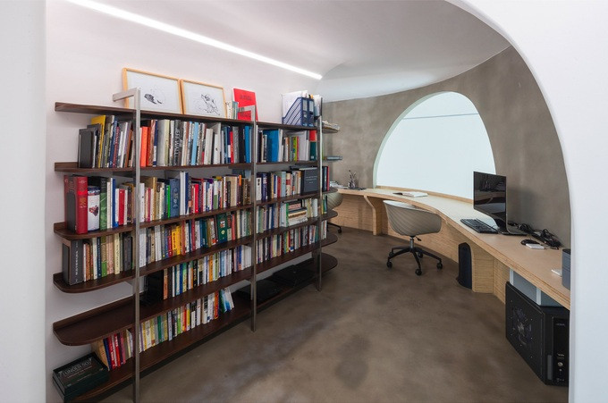 Phòng làm việc tầng 2 với cửa sổ bán nguyệt lớn (Ảnh: Dezeen).