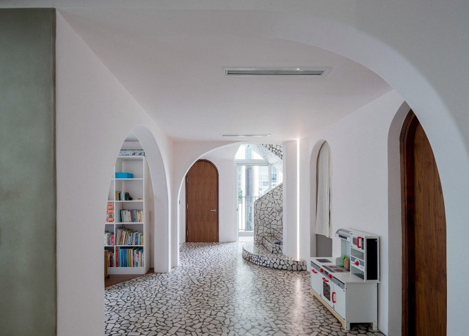 Toàn bộ cửa phòng, lối đi trong căn hộ đều được làm dạng vòm (Ảnh: Dezeen).