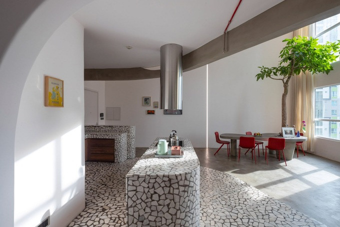 Nhà bếp tại tầng 1, bàn ăn, nền nhà, cầu thang được chế tác từ những khối đá cẩm thạch lớn màu trắng đen (Ảnh: Dezeen).