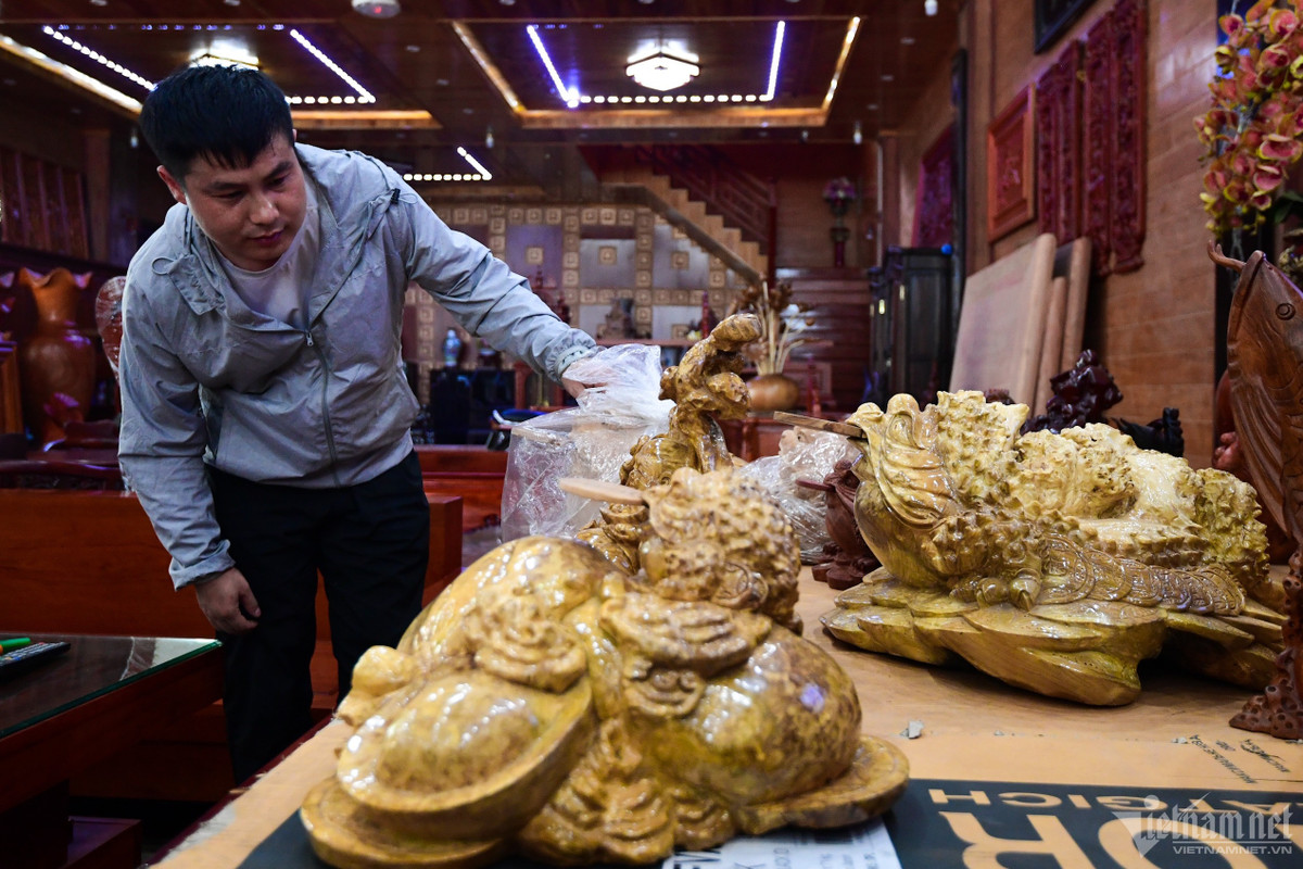 Anh Leng (người Trung Quốc sinh sống và làm việc tại Bắc Giang) đến tham khảo đồ nội thất Đồng Kỵ. “Được bạn bè giới thiệu đây là làng nổi tiếng về đồ gỗ nên tôi muốn đến xem trực tiếp. Các sản phẩm của làng, sau khi xem tôi đánh giá tính thẩm mỹ cao, được làm tỉ mỉ và công phu, giá thành cũng không quá cao. Tôi muốn đặt mua 1 bộ bàn ghế, vài đồ trang trí, chi phí tối đa 100 triệu đồng”, anh Leng chia sẻ.