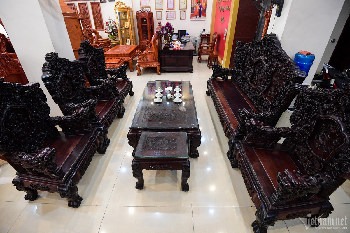 Bộ bàn ghế được đặt tên là “Cửu long bát mã” bao gồm 10 loại làm từ gỗ Trắc được nhập từ Lào, giá 5 tỷ đồng. Sản phẩm này có hàng nghìn chi tiết, hoa văn, hình khối và hoàn toàn làm kiểu thủ công. Theo người bán hàng, sở dĩ nó đắt vì là loại gỗ khi càng ngồi nhiều càng bóng và đẹp, cách làm cũng tỉ mỉ, công phu, mất nhiều tháng mới hoàn thiện.
