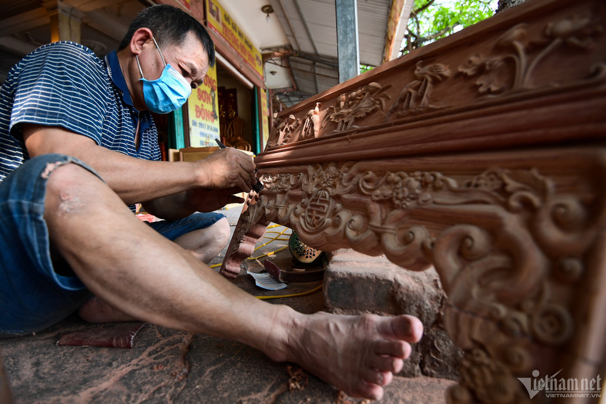 Ông Sơn Đông (Bắc Ninh) có hơn 20 năm trong nghề điêu khắc cho biết, người thợ làm công việc này cần có tính tỉ mỉ, trí tưởng tượng phong phú. “Trước đây, chúng tôi làm hoàn toàn bằng phương pháp thủ công, còn hiện nay đã có máy móc hỗ trợ, nhờ đó một số công đoạn cũng như thời gian được rút ngắn. Gọt giũa hay chỉnh sửa lại thì vẫn phải làm thủ công”, ông nói.