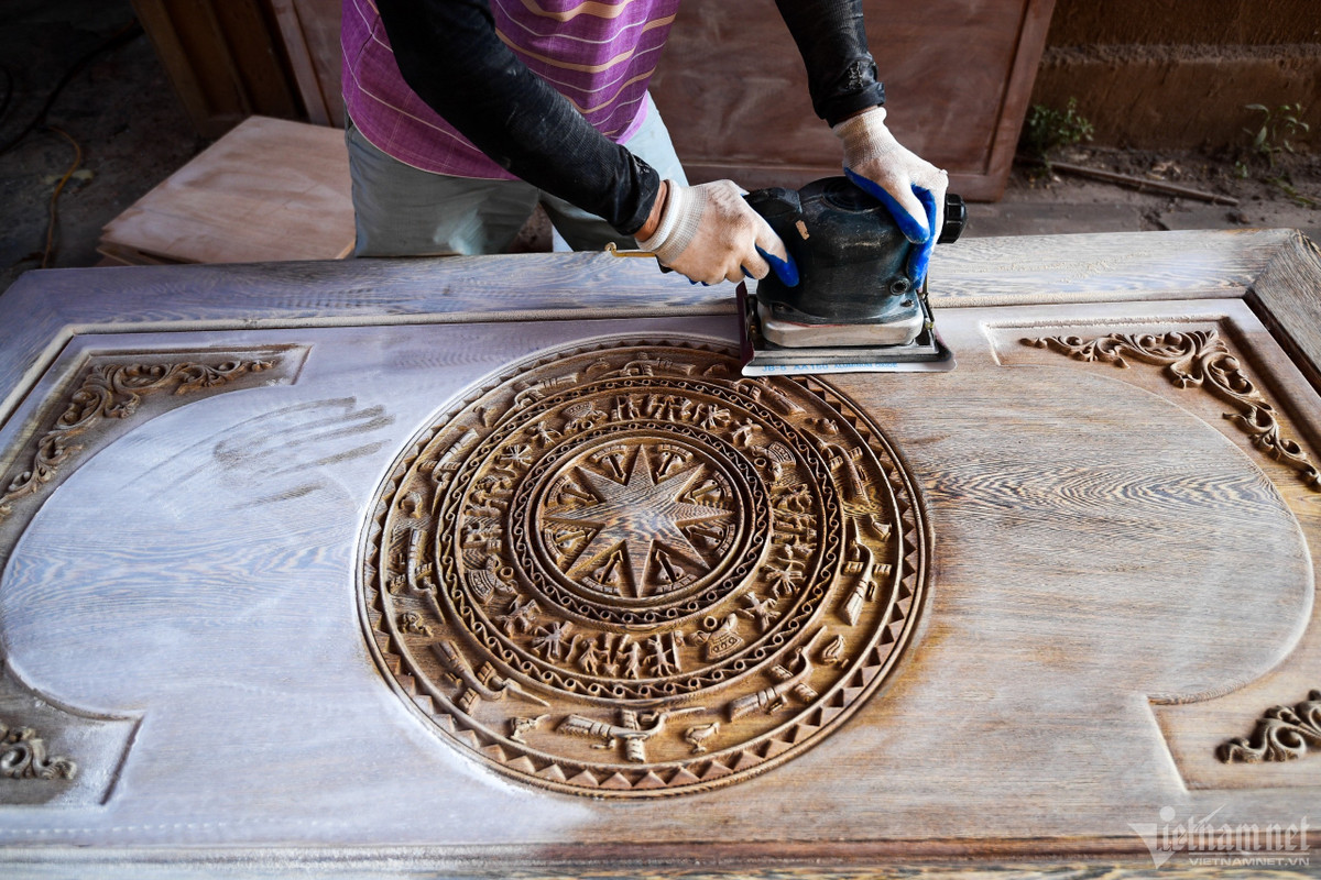 Nhiều sản phẩm "ra lò" được trình bày họa tiết, hoa văn một cách cầu kỳ, tinh tế. Tuy nhiên, theo nhiều người, nó chỉ phù hợp với một số loại nhà thiết kế kiểu truyền thống Việt Nam.