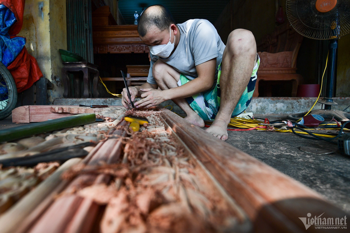 Để làm ra bộ bàn ghế, bàn thờ, các loại nội thất chi tiết tinh xảo, tính thẩm mỹ cao, người thợ phải mất từ 20-30 ngày.